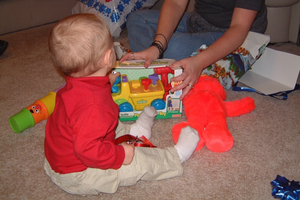 Hildebrand Christmas ScreenSaver/1024x768_2000-12-24-11 Vale Sesame Street Work Bench.jpg